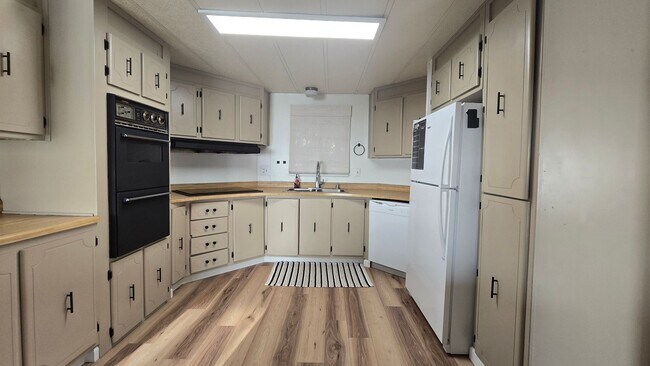 Foto del edificio - Welcome to this 3-bedroom, 2-bathroom home...