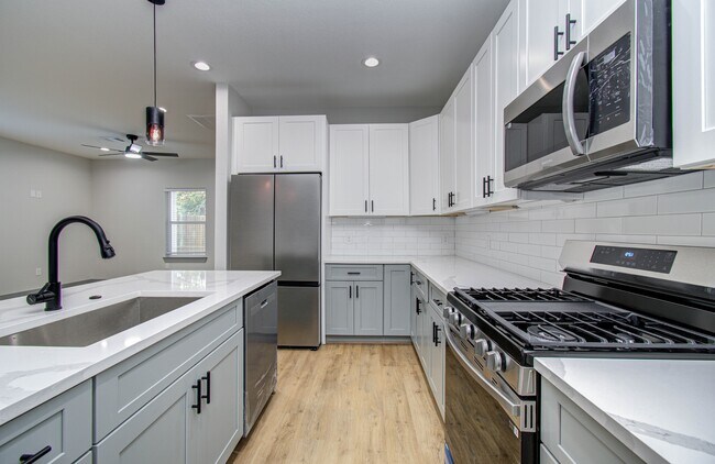 Building Photo - 835 S Victory Dr