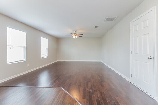 Foto del edificio - 924 Creek Oak Dr