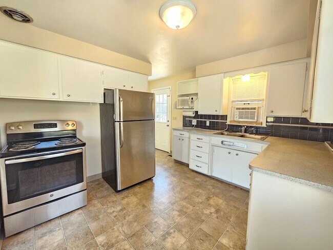 Foto del edificio - $1,700 - 2 Bed / 1 Bath Charming Rancher H...