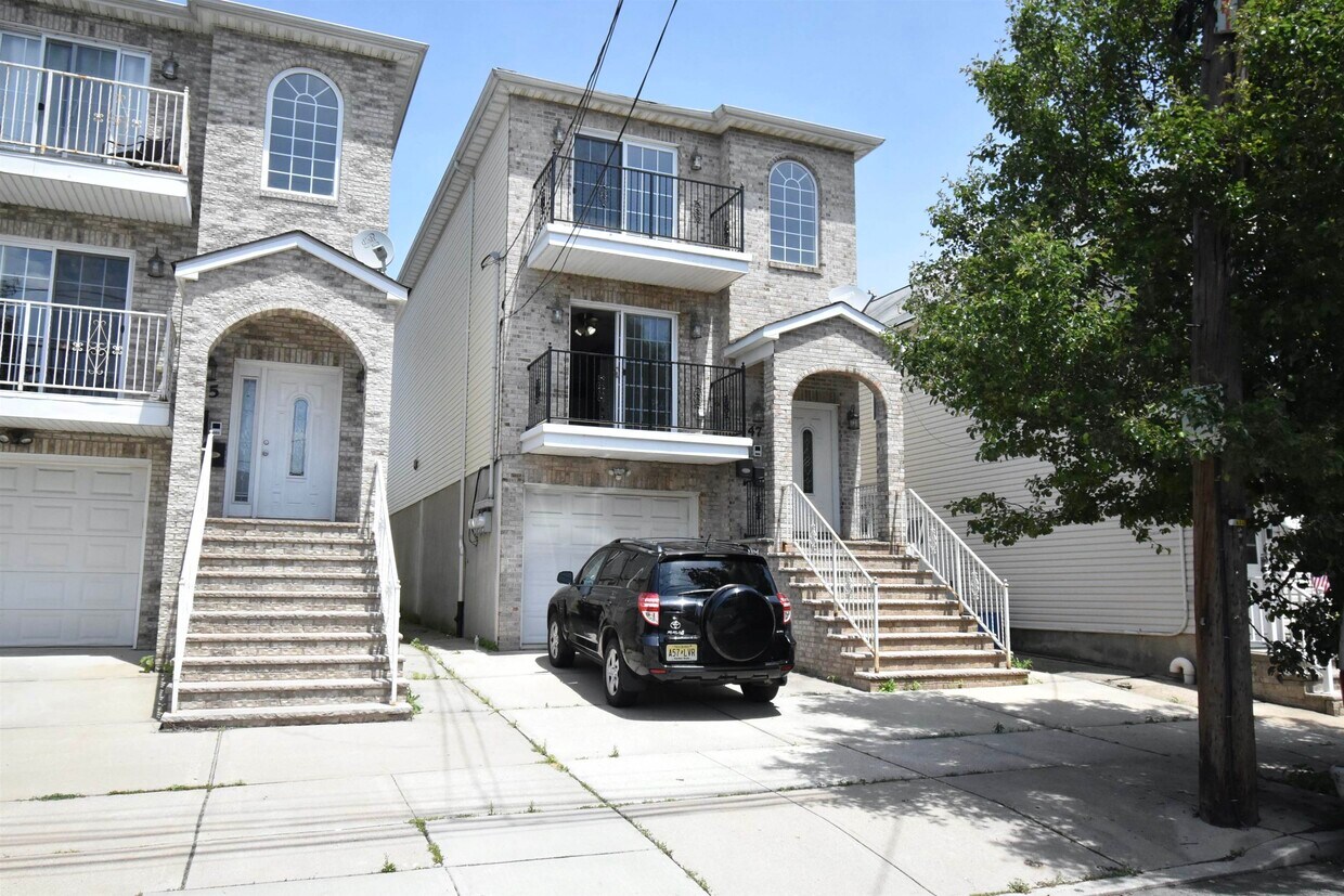 Primary Photo - 47 Evergreen St