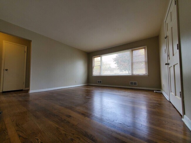 Foto del edificio - Villard Ave - 8129-31 W