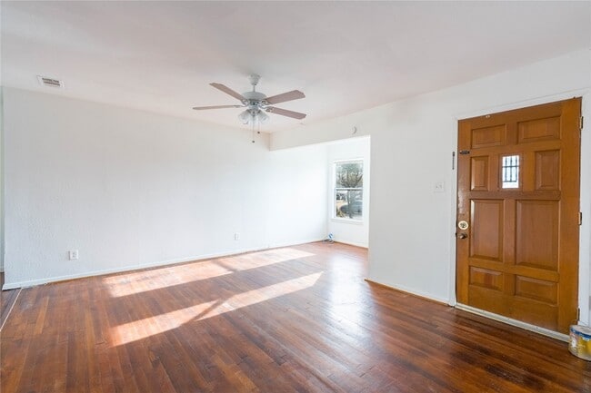 Building Photo - 2145 Sharon Dr