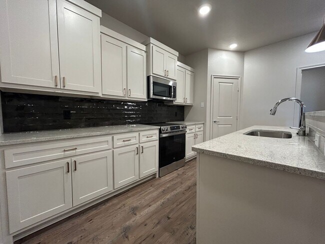 Foto del edificio - New Luxurious Townhome Located In Abbey Gl...