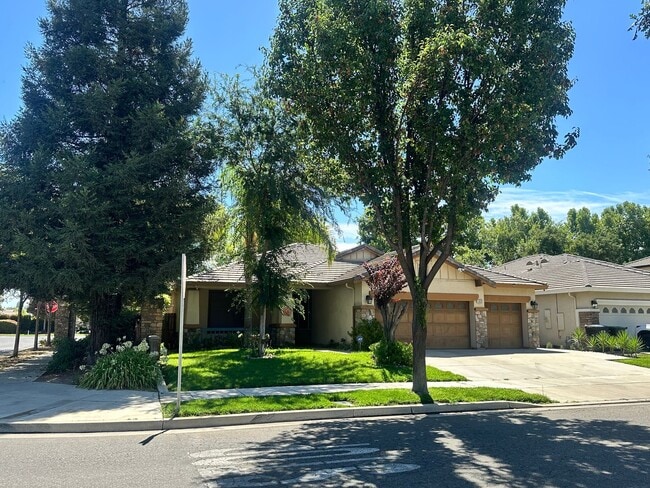 Building Photo - NW Visalia home located on a corner lot coming soon!