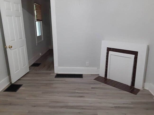 Building Photo - Nice 2BR/1BA house **June 2025 Special! Ha...