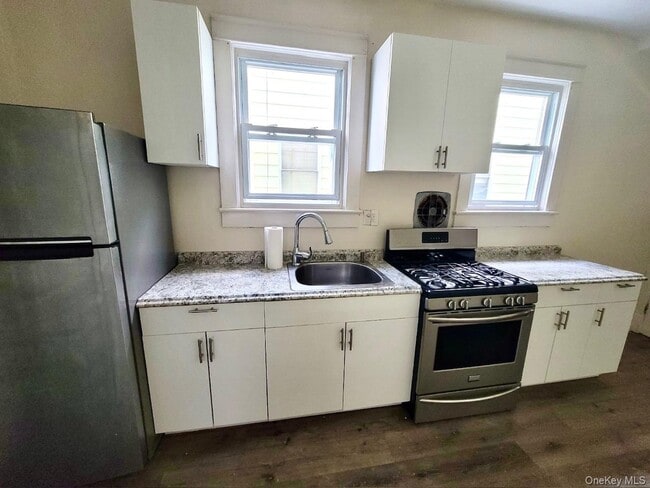 Building Photo - 171 Van Buren St