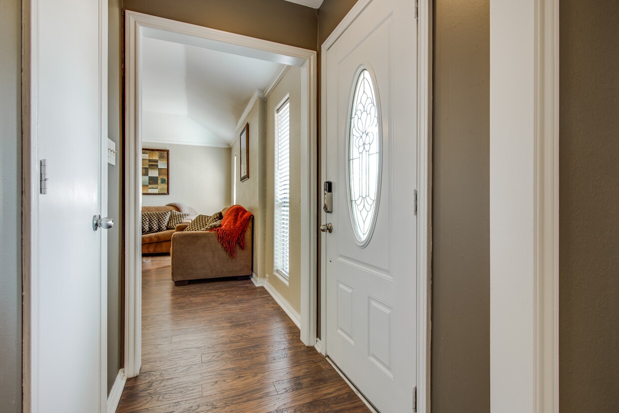 Photo - 2015 Stradivarius Ln (Carrollton, TX)