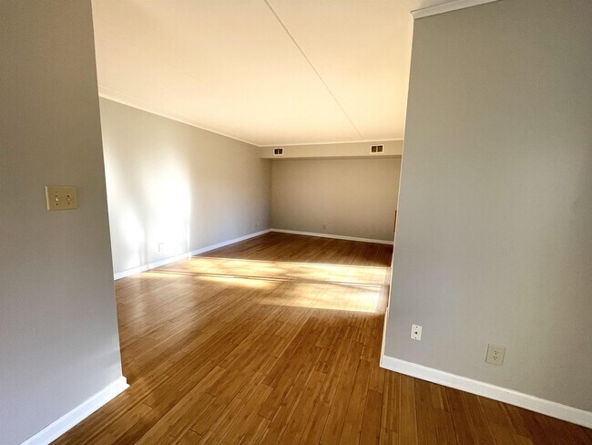Building Photo - 5140 E Willock Rd