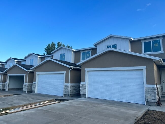 Building Photo - 447 E 625 S