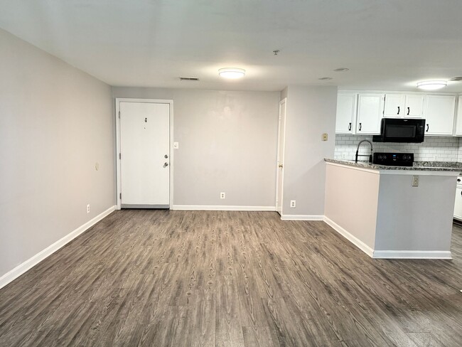 Building Photo - STAFFORD RENOVATED CONDO