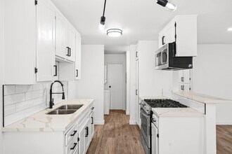 Building Photo - 5549 Fulcher Ave