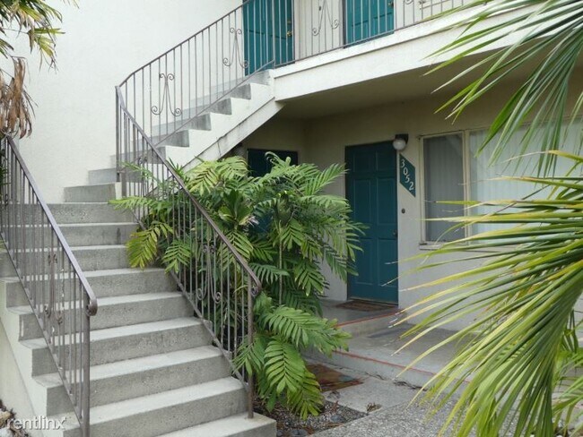 Building Photo - 2 br, 1 bath Apartment - 3054 Luna Dr