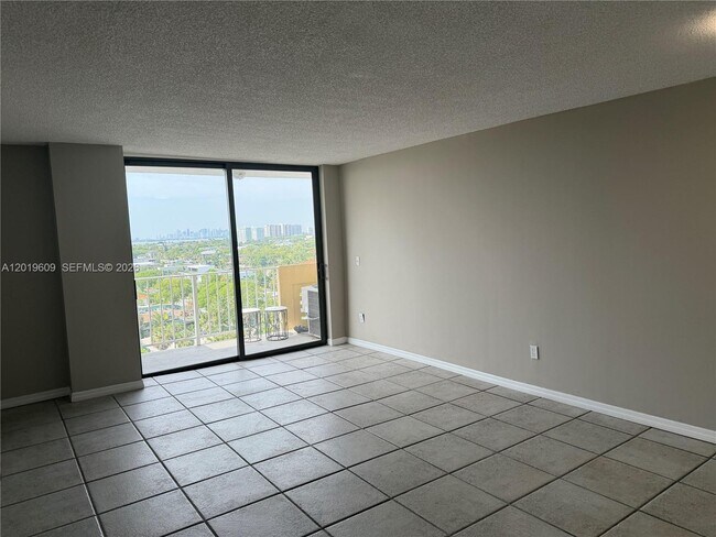 Foto del edificio - 2350 NE 135th St
