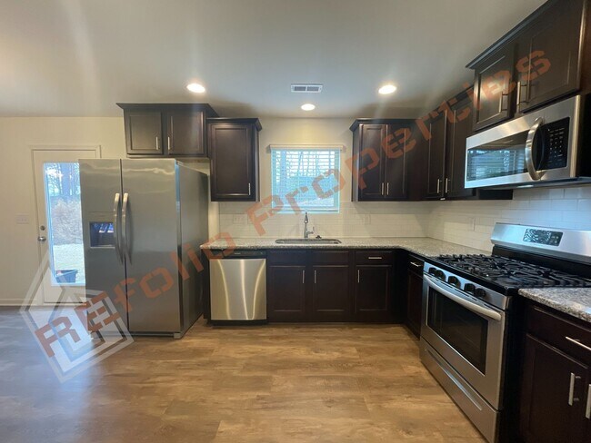 Foto del edificio - Stylish 4-Bedroom 3 Bathroom Single Home w/ a Guest Suite on the Main Level in Elmwood, Raleigh, ...