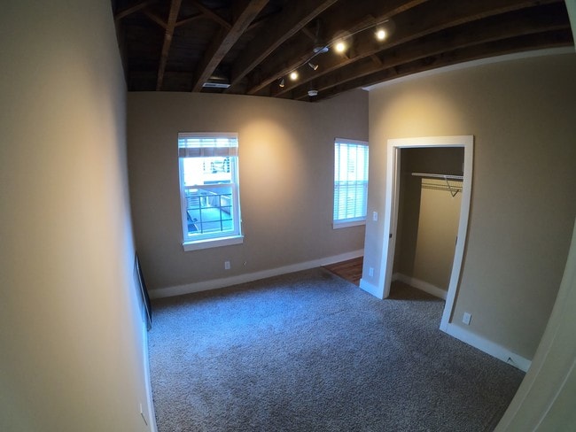 Building Photo - 28 E 13th St