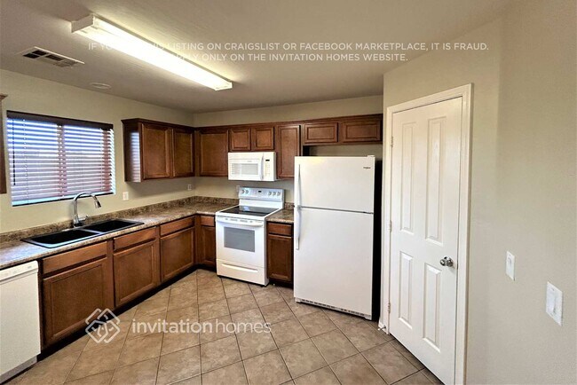 Foto del edificio - 6707 W Desert Ln