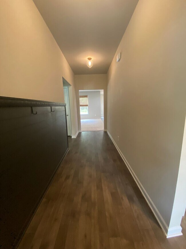 Foto del edificio - SPECIAL: HALF OFF FIRSTS MONTH RENT! Lovel...