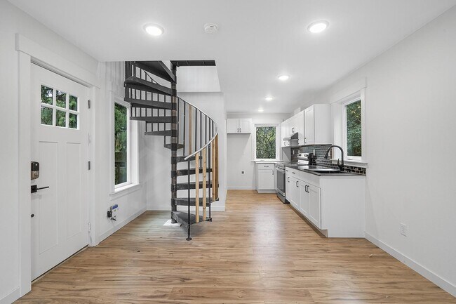 Foto del edificio - Stylish Portsmouth apartment by dining, pa...