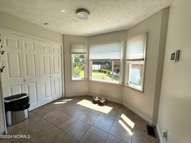 Building Photo - 715 Dana Way