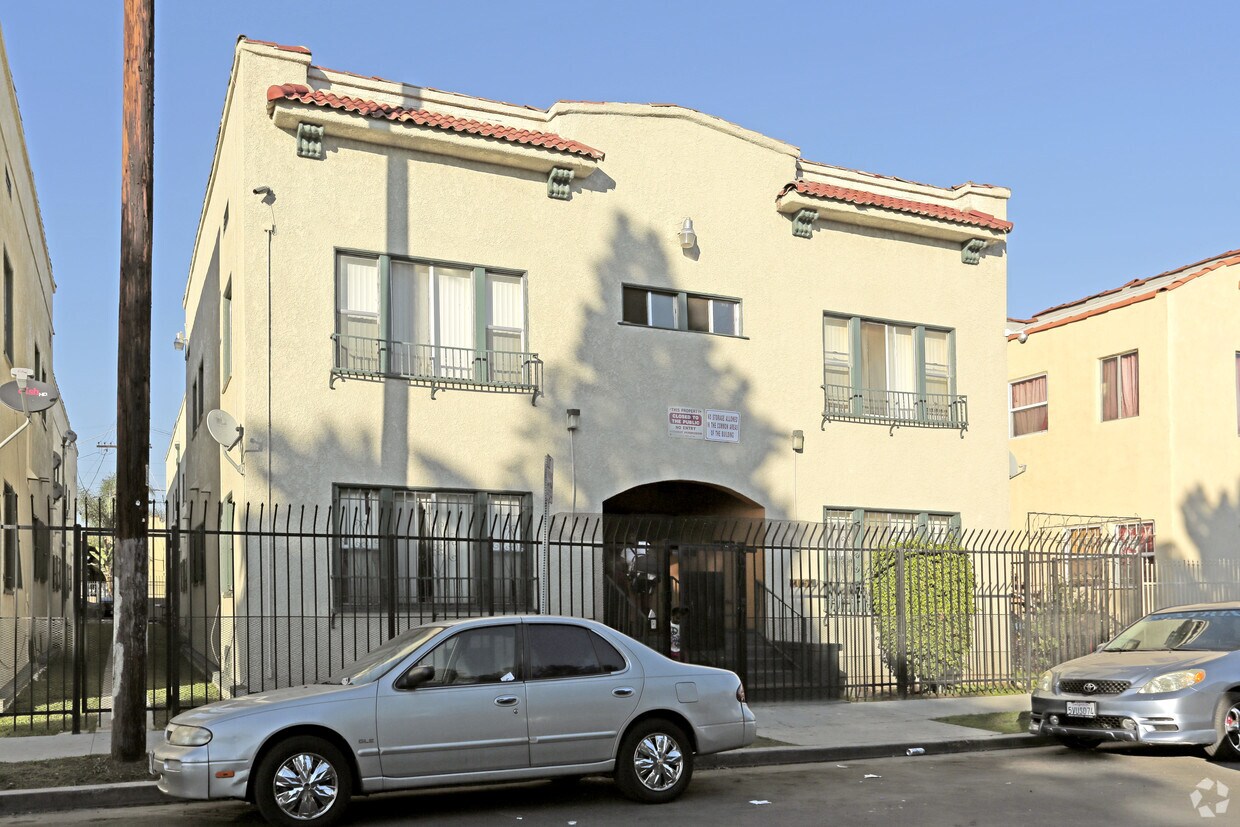 1051-1057 W 42nd Place - 1051-1057 W 42nd Pl