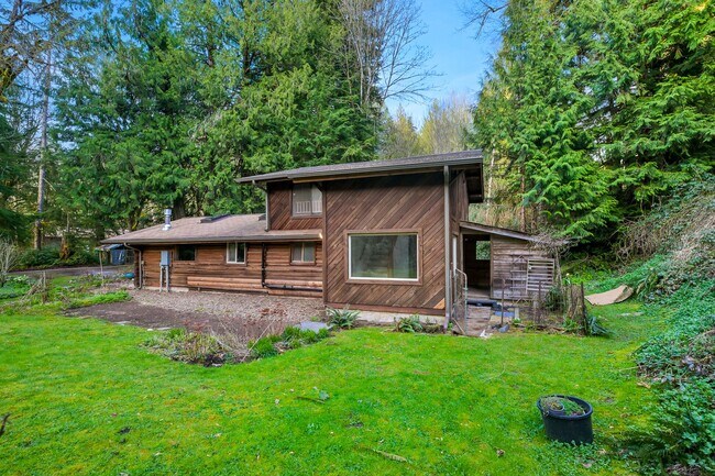 Building Photo - Cozy Log Cabin - 2 bedroom plus Office - W...