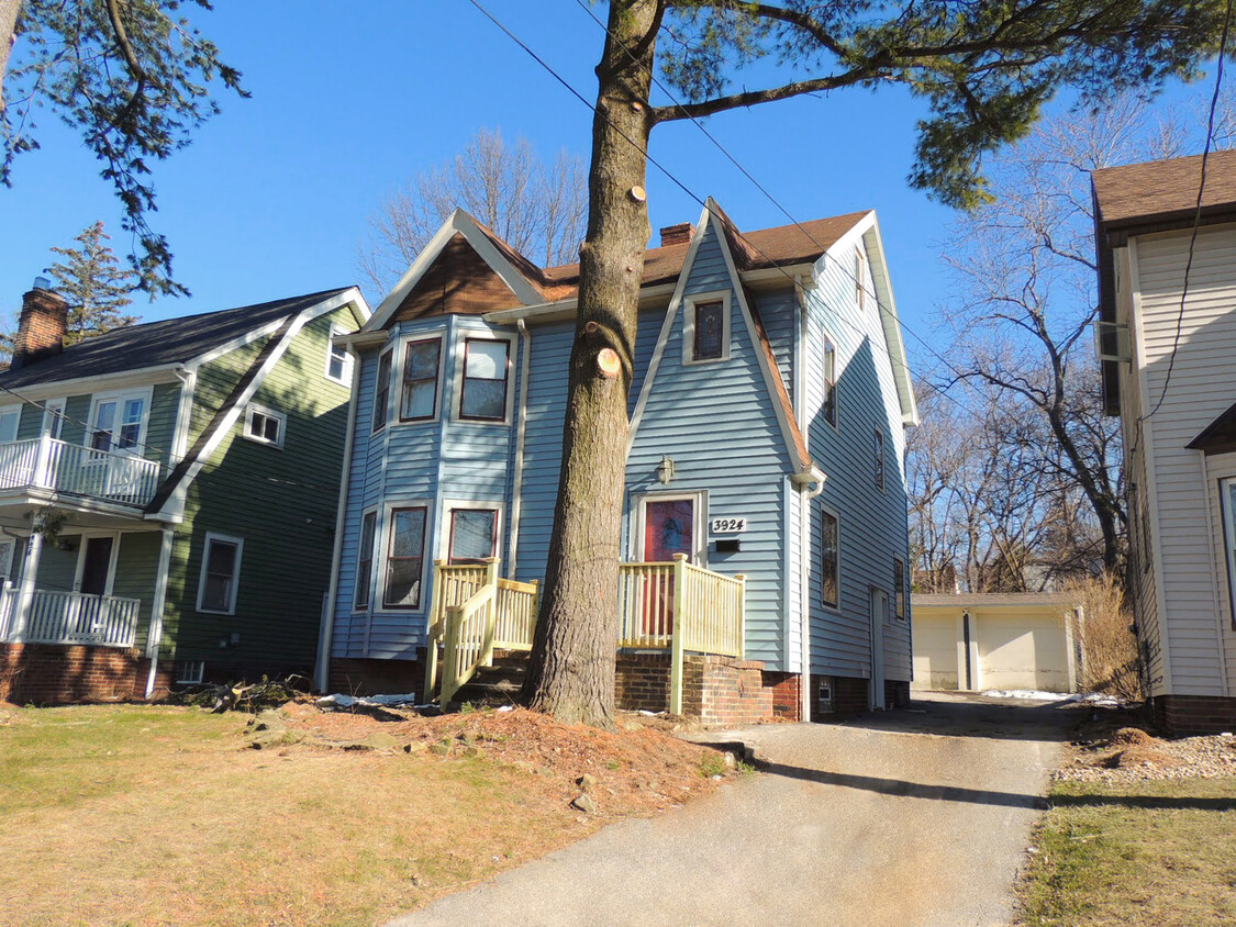 Primary Photo - 3 Bedroom & 1 Full Bathroom Colonial for R...