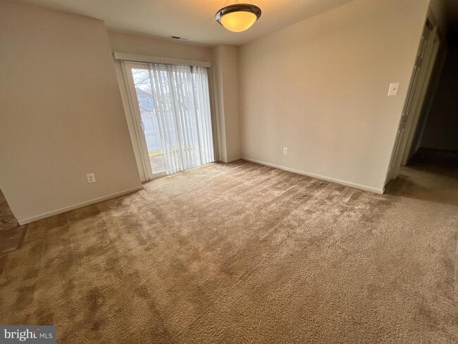 Building Photo - 619-A ROSE HOLLOW Dr