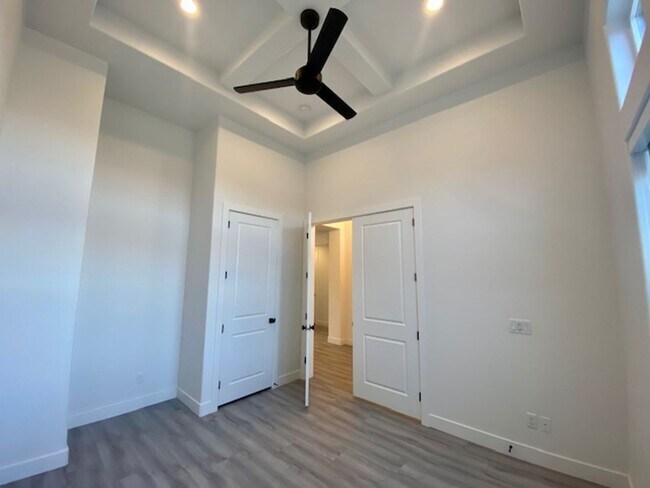 Foto del edificio - SPACIOUS HOME FOR RENT!