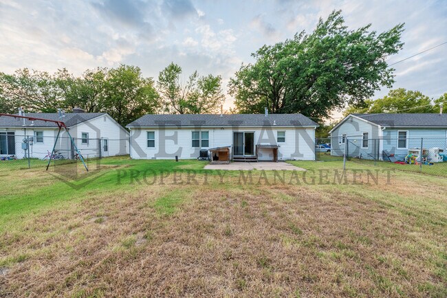 Building Photo - 2310 S Vine St