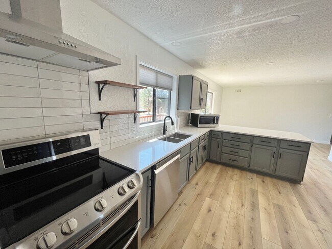 Foto del edificio - HOUSE - VILLAGE OF OAK CREEK