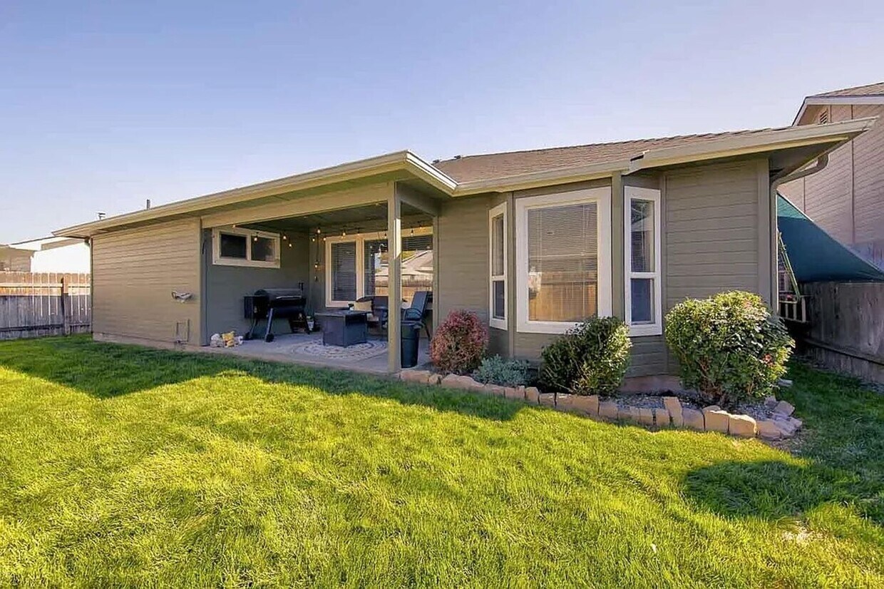 Building Photo - Beautiful 3 bed 2 bath Meridian home off o...