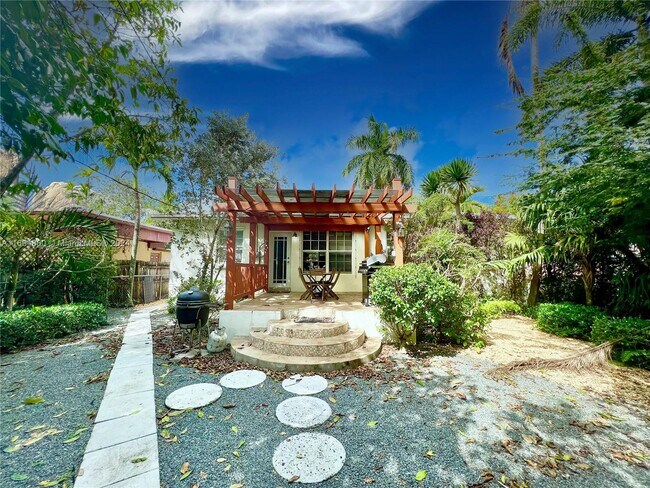 Foto del edificio - 130 NE 49th St