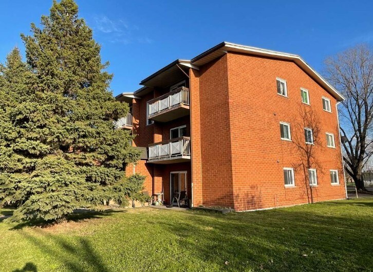 Primary Photo - Silver Maple Apts