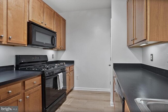 Building Photo - 4854 Eisenhower Ave