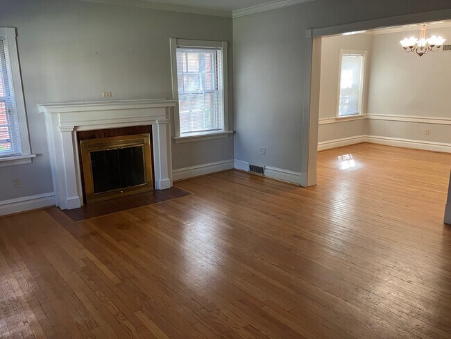 Sala de estar con chimenea - 7808 Delmar Blvd