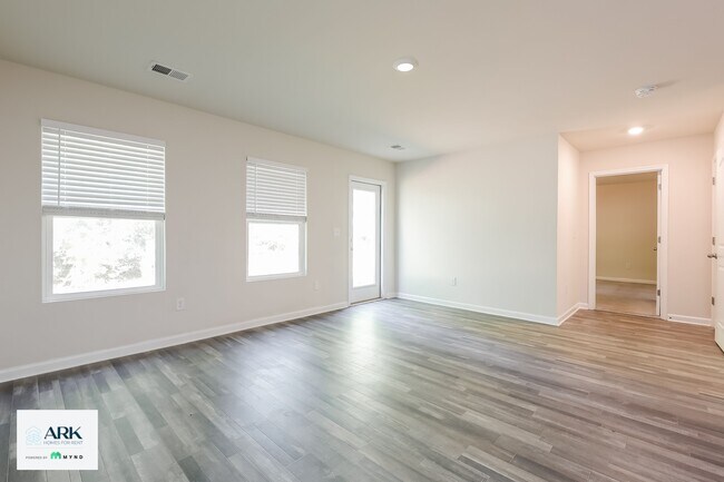 Building Photo - 161 Queens Cir