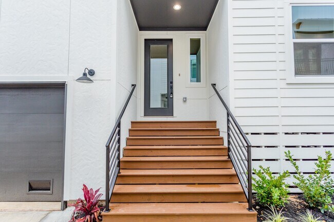 Building Photo - 1439 W 25th St