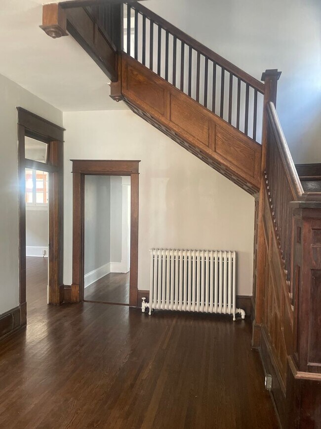 Building Photo - Large Single Family Home