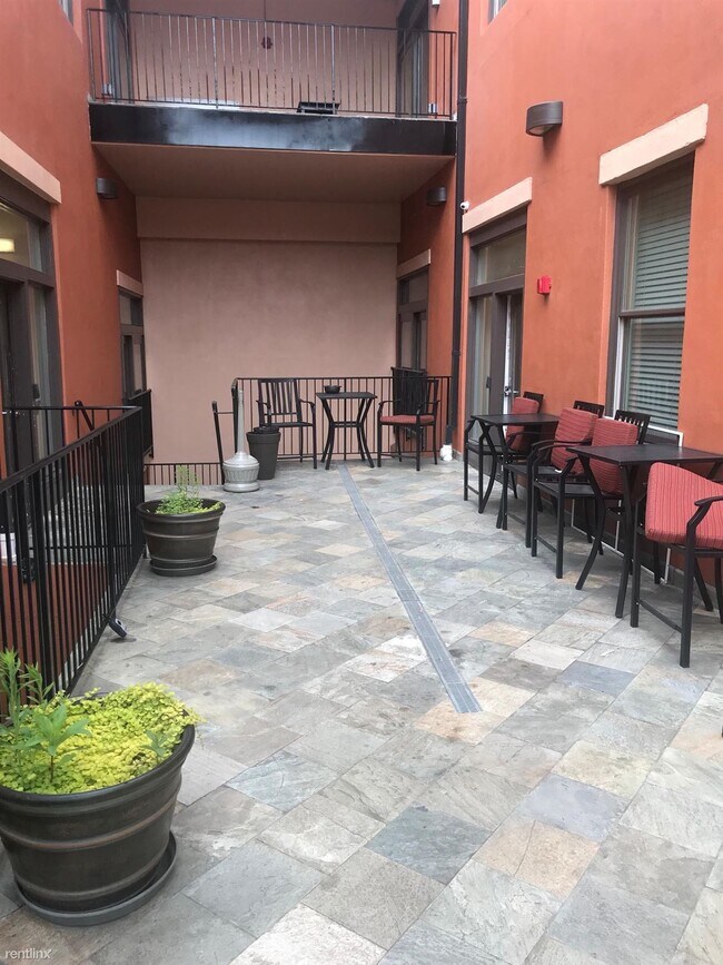 Foto del edificio - 1 br, 1 bath Condo - 613 N Lombardy St 207
