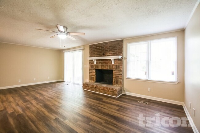 Foto del edificio - 6360 Pine Frost Dr