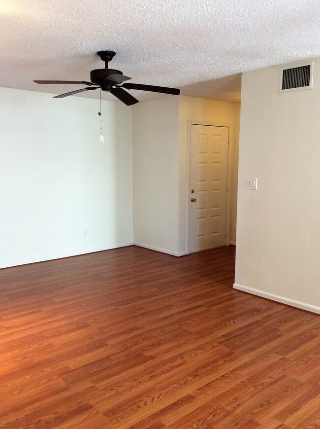 Building Photo - Two-Bedroom Condo in the Beach Borough!