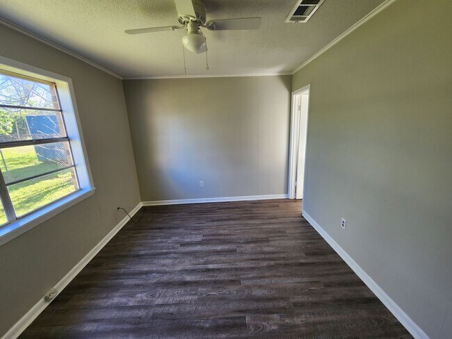 Foto del edificio - 3 Bed 1.5 Bath house with large yard.