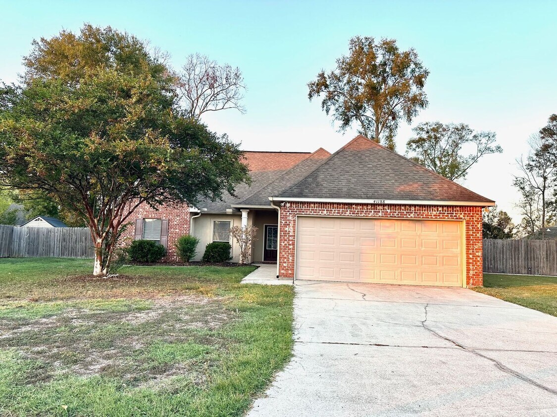 Primary Photo - 41188 Lakeway Cove Ave