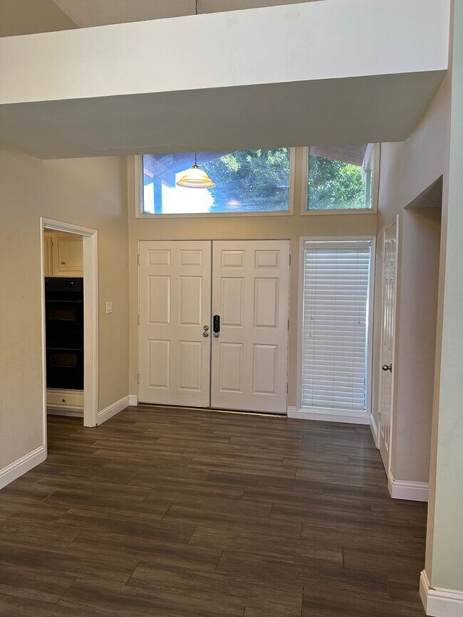 Building Photo - Beautiful Home In Very Desired Area!