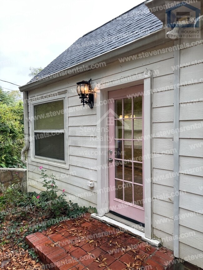 Building Photo - 2884 Crest Terrace Dr