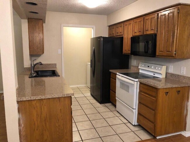 Foto del edificio - 2832 Shady Brook Dr