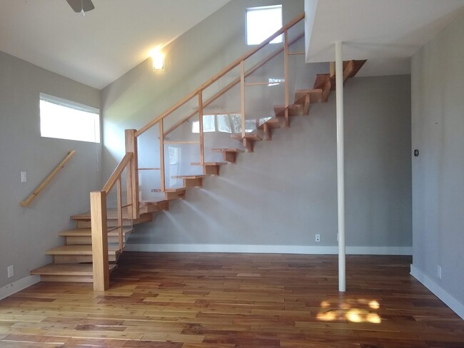 Building Photo - 1175 Oak Grove Ave