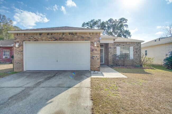 Foto del edificio - Spacious 3BR with Sunroom & Eat-In Kitchen – Holsberry Estates