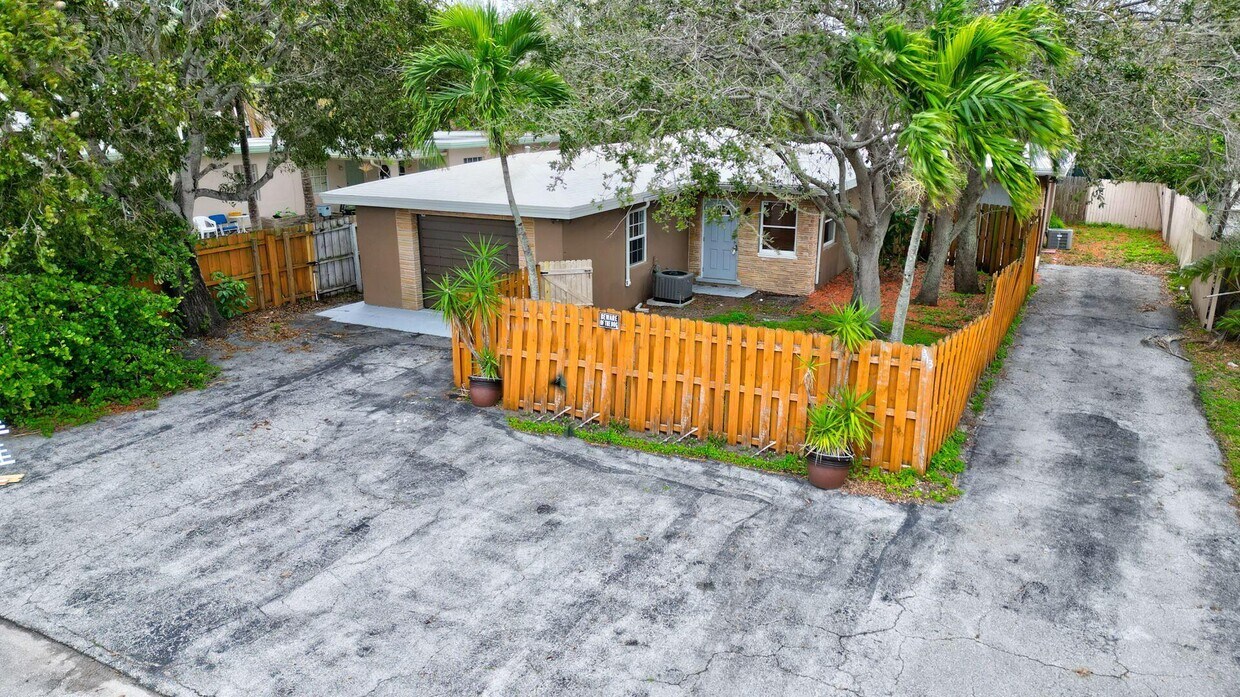 Primary Photo - 313 De Carie St